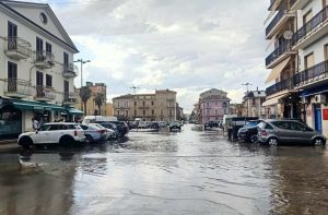 Bomba d’acqua in Riviera: si allaga il centro