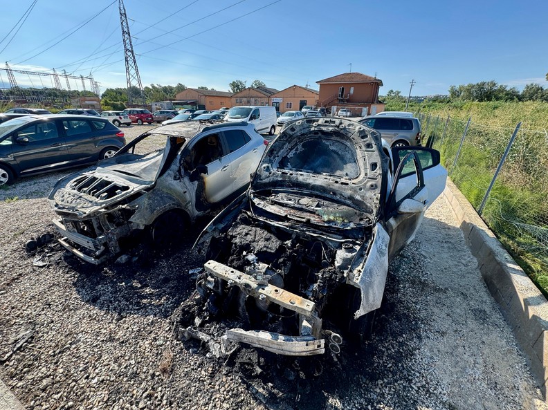 Due auto a fuoco nella notte: <br> incenerite nel posteggio di un rivenditore