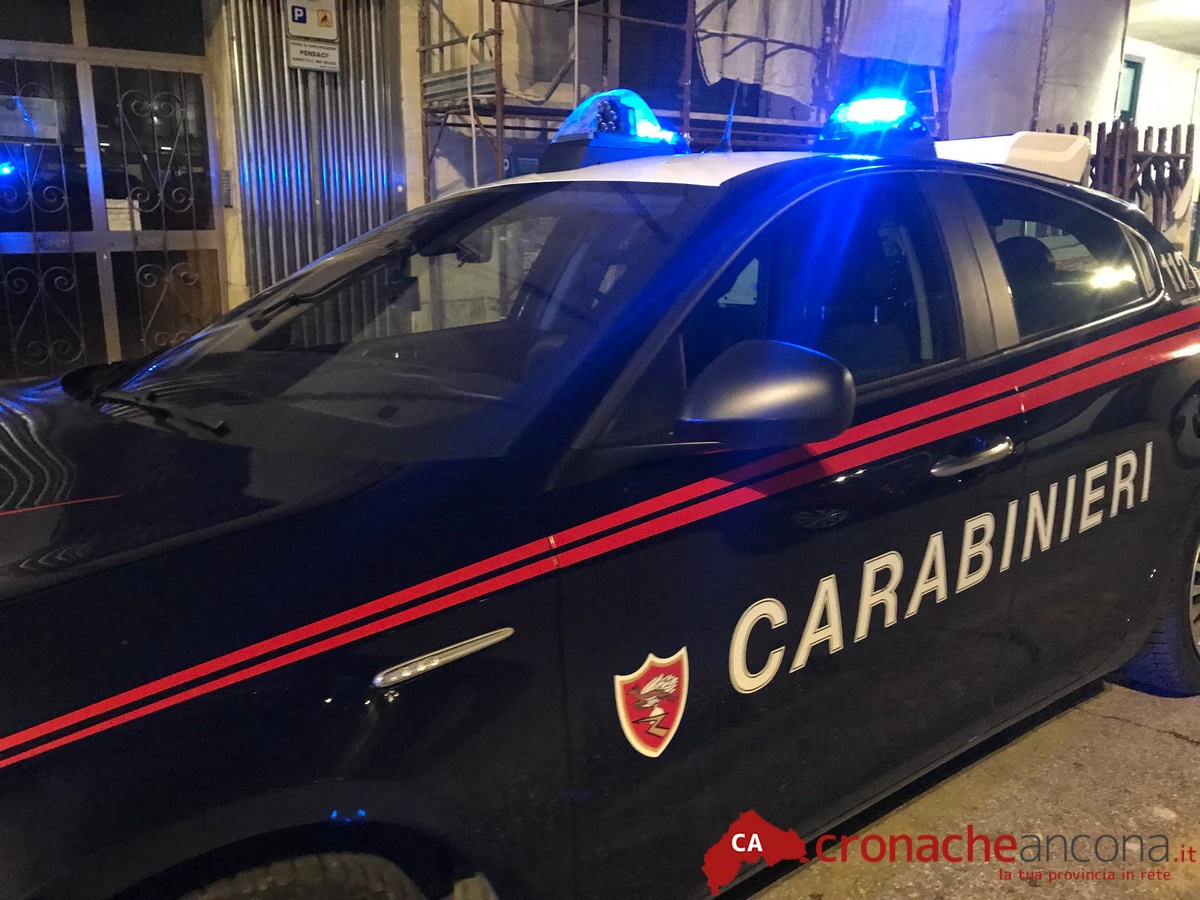 Rapinato da due ventenni, gli rubano il telefono: lui li rintraccia e li fa arrestare