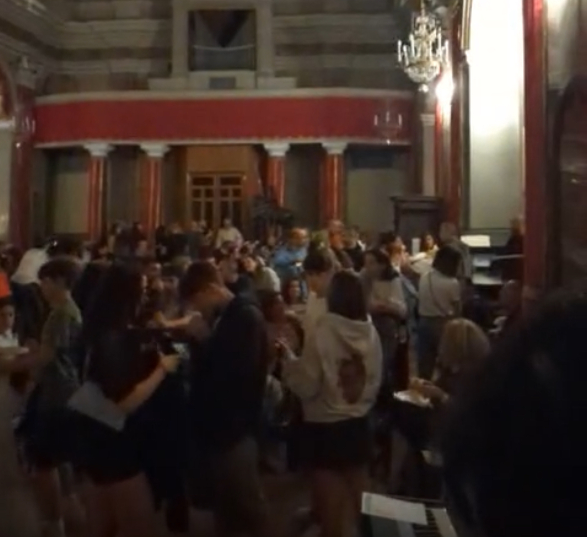 «In chiesa con piatti e panini, <br> hanno profanato un luogo sacro» <span>(Video)</span>