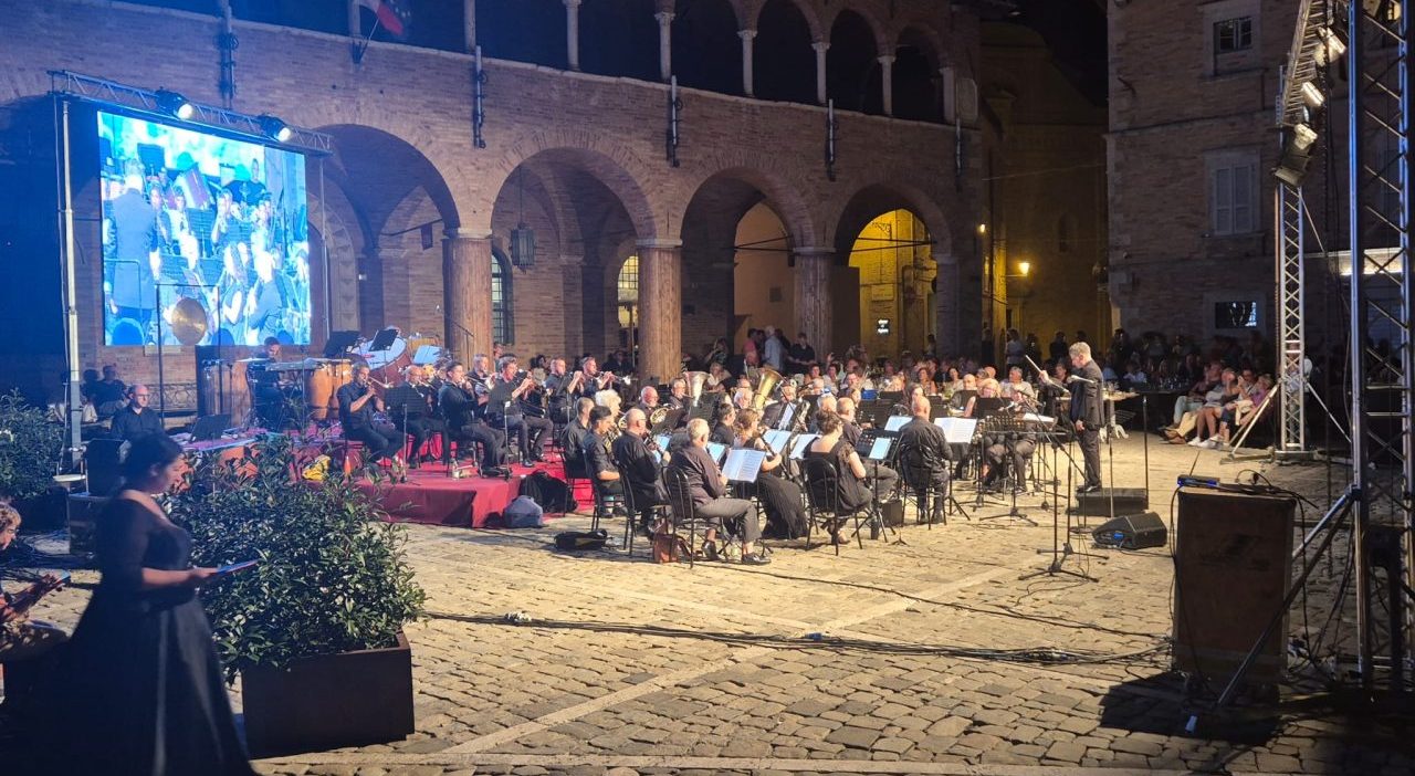 Corpo bandistico di Offida, concerto e applausi in Piazza del Popolo <span> (Video e foto)