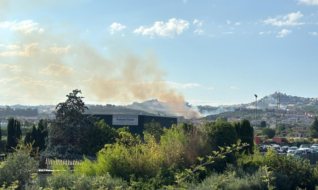 Incendio Monteprandone, Vigili del Fuoco ancora al lavoro: «Situazione da monitorare»