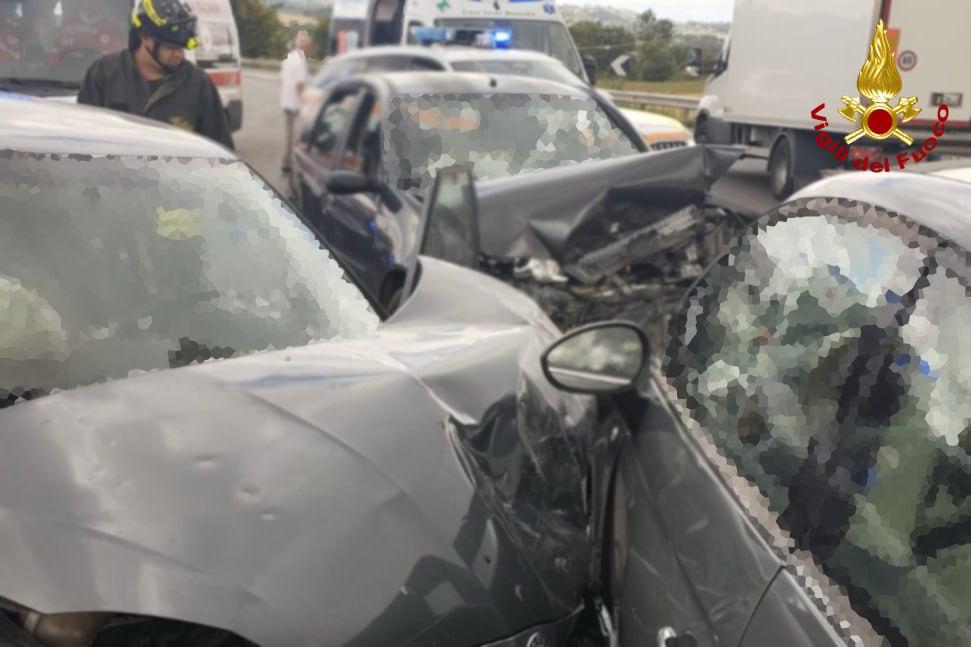 Schianto all’uscita della superstrada: tre persone ferite