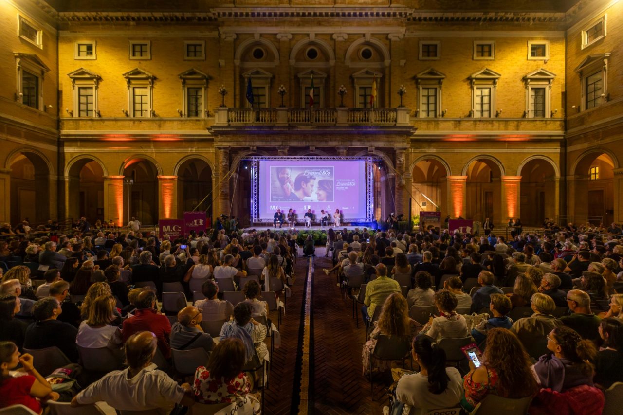 Recanati una piccola Hollywood:<br> passerella di attori e grande pubblico <br> per la prima di Leopardi & Co.