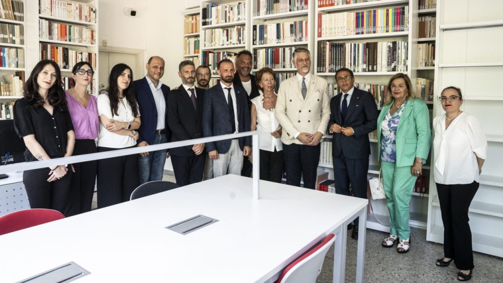 Il ministro Giuli in visita all’Archivio di Stato: «Un tesoro di memoria tra passato e futuro» <span> (Video e foto)