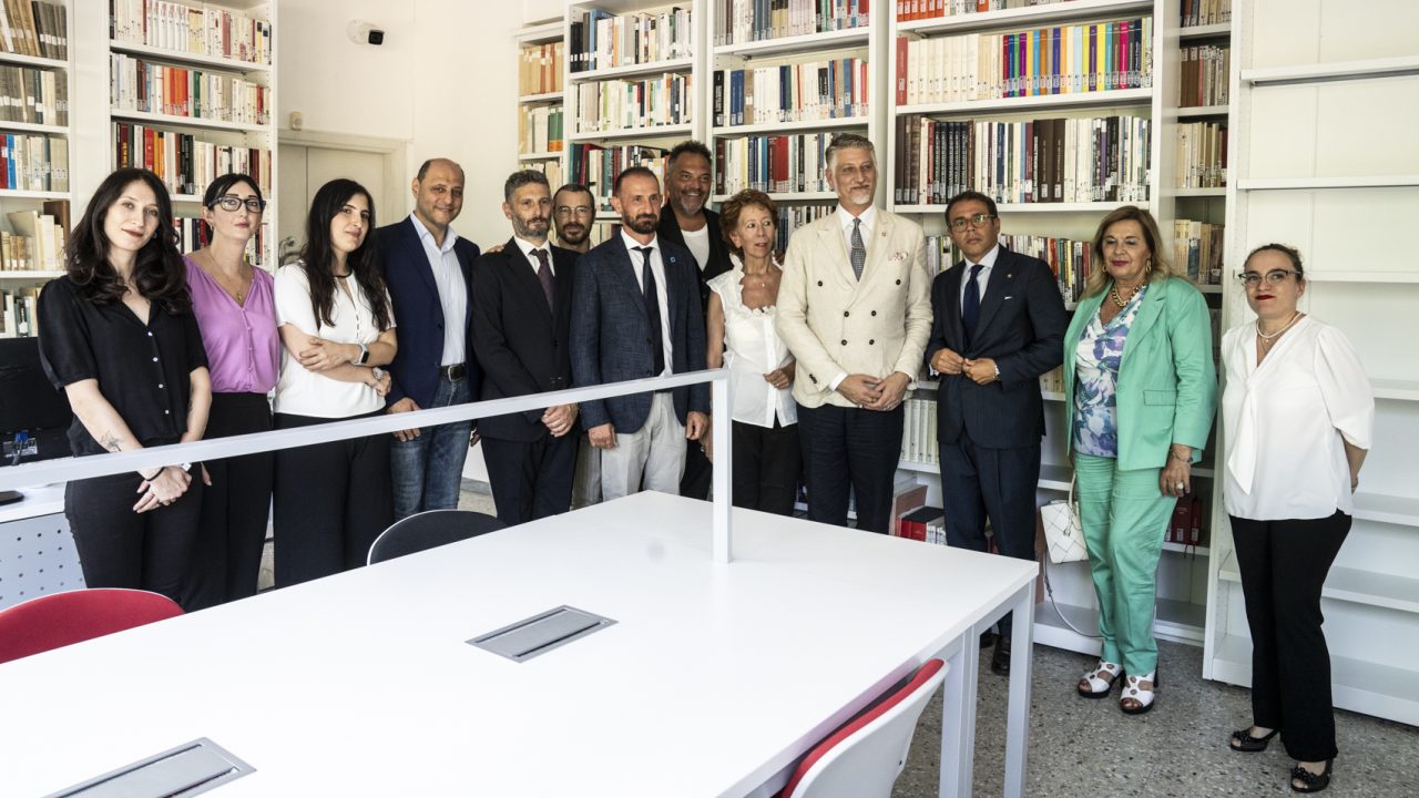 Il ministro Giuli in visita all’Archivio di Stato: «Un tesoro di memoria tra passato e futuro» <span> (Video e foto)