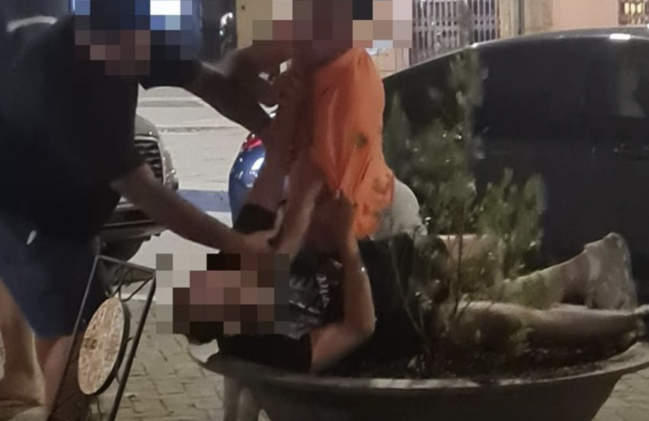 Litigano e si lanciano le sedie: un uomo finisce nella fioriera e l’altro lo prende per il collo