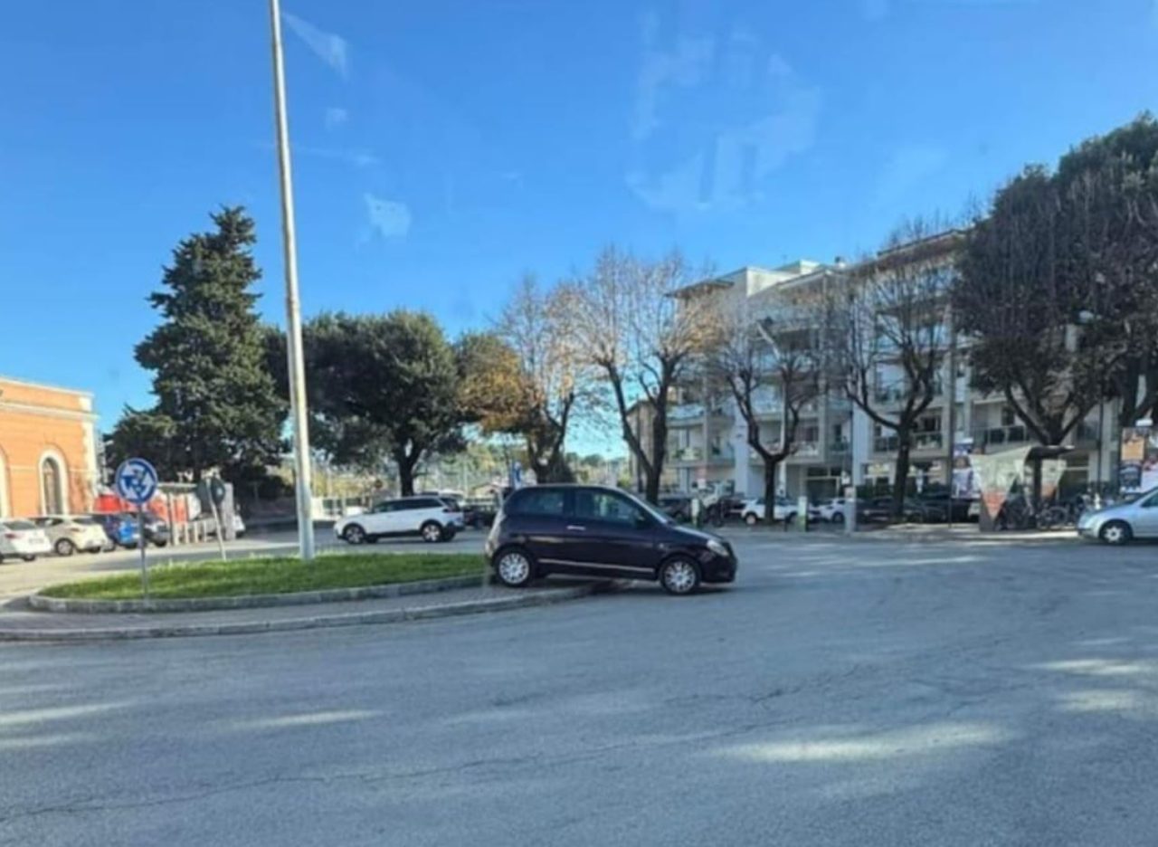 Caos in centro: i mezzi in sosta selvaggia non danno scampo ai pedoni