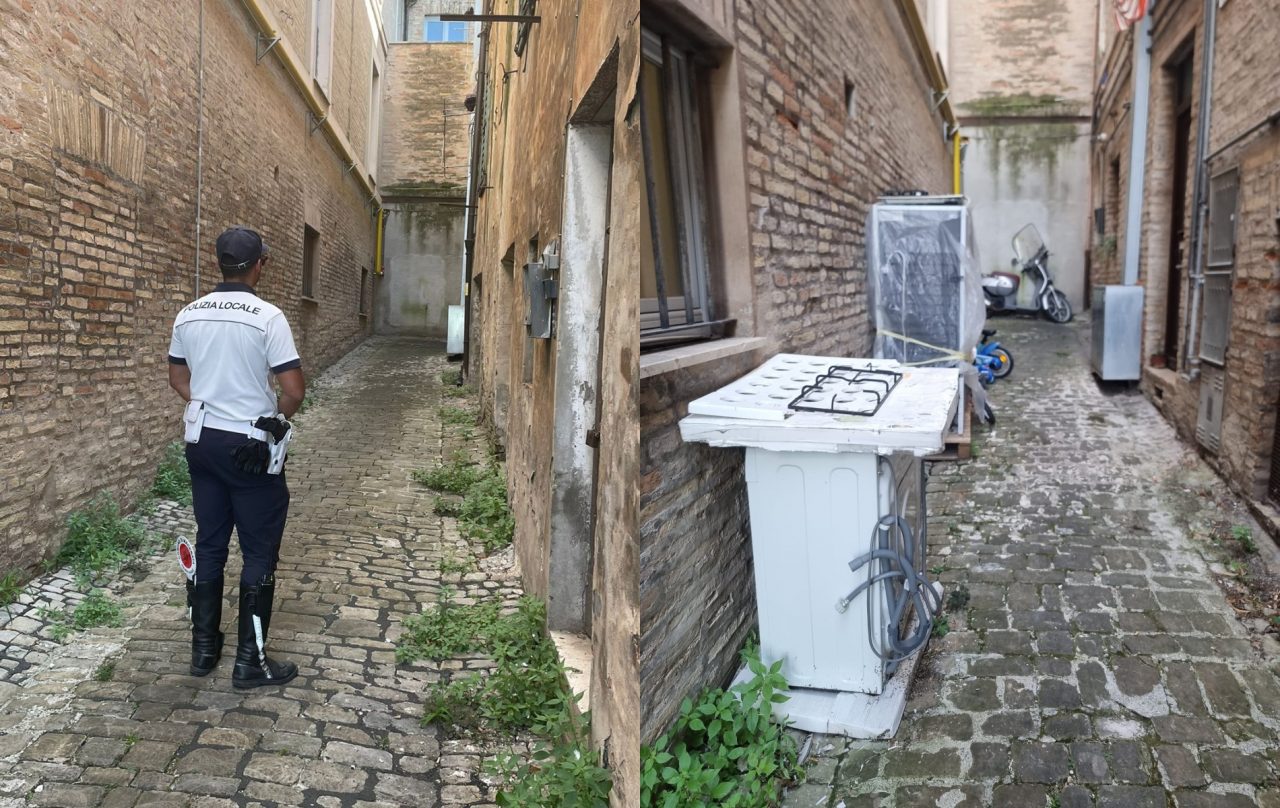 Frigo, lavatrice e motorino abbandonati in un vicolo: denunciato 44enne