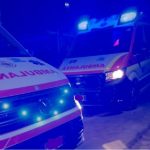 Auto si schianta contro un albero caduto, 39enne in gravi condizioni