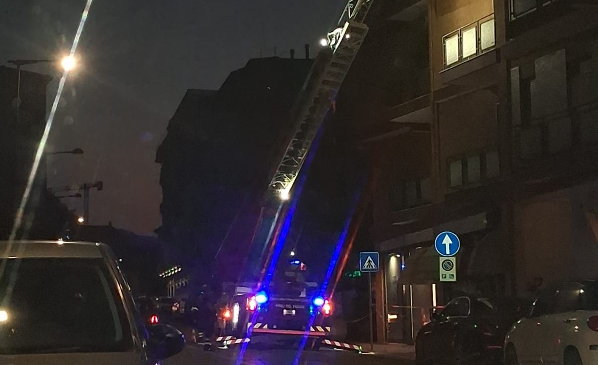 Cadono calcinacci dal quarto piano in via Erasmo Mari: intervento dei Vigili del fuoco