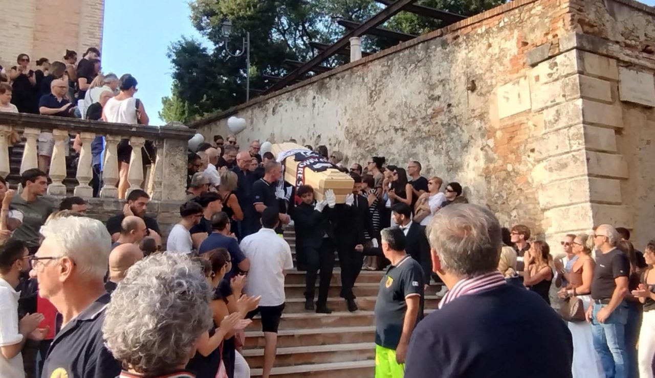 L’ultimo saluto a Simone Di Emidio: il rombo delle moto squarcia il silenzio, i palloncini bianchi volano in cielo