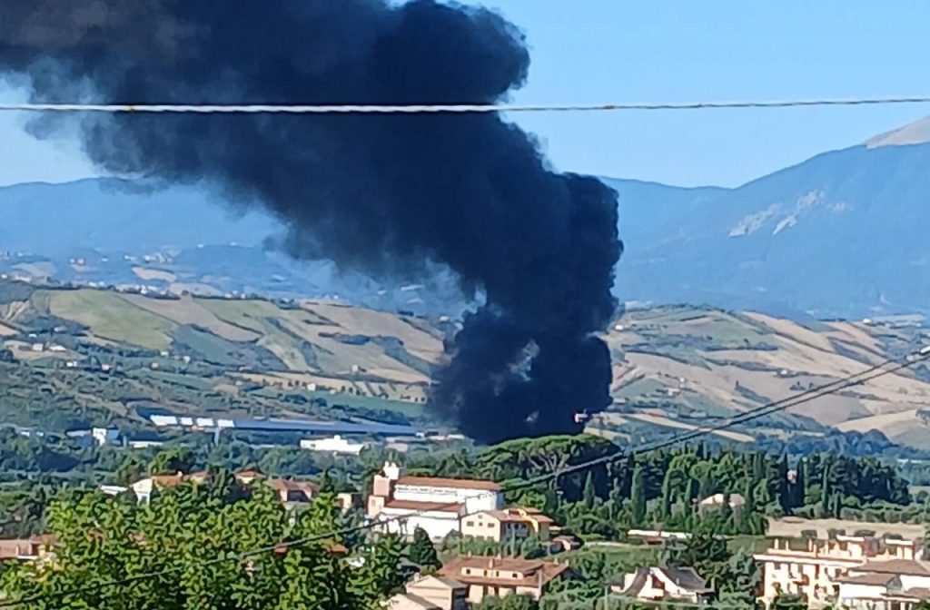 Grosso incendio a Colli del Tronto: il lavoro dei Vigili del fuoco <span> (Video e foto)