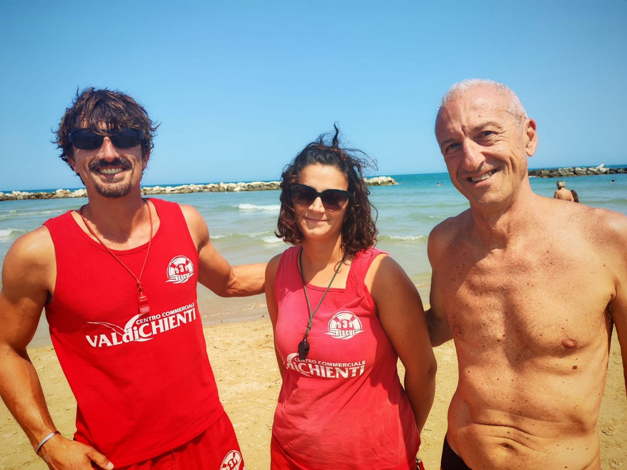Colpito da infarto mentre è in spiaggia: bagnante e bagnini lo salvano col defibrillatore