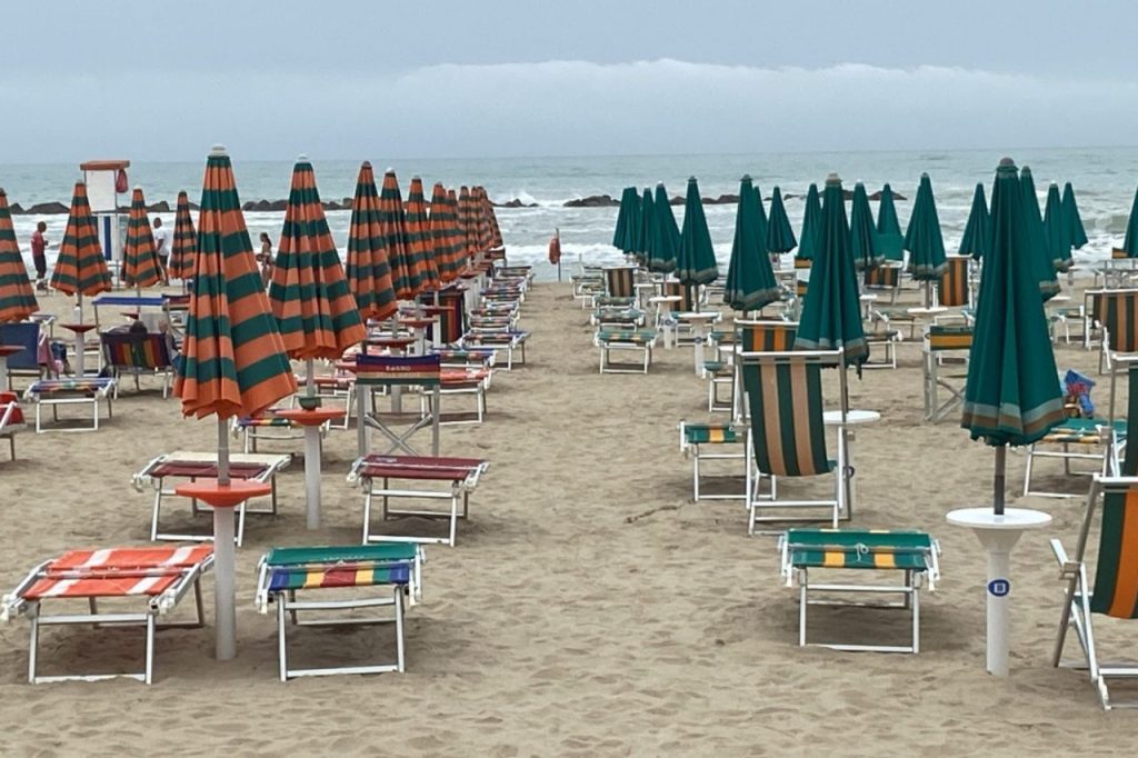 L’estate sta finendo, ma gli chalet restano aperti anche a settembre: le regole <span> (Video) </span>