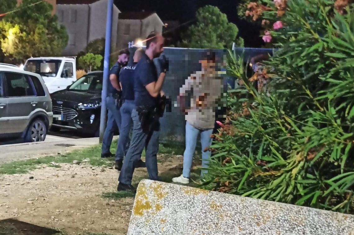 La ex posta una foto con un ragazzo, lui la raggiunge e la picchia: choc sul lungomare