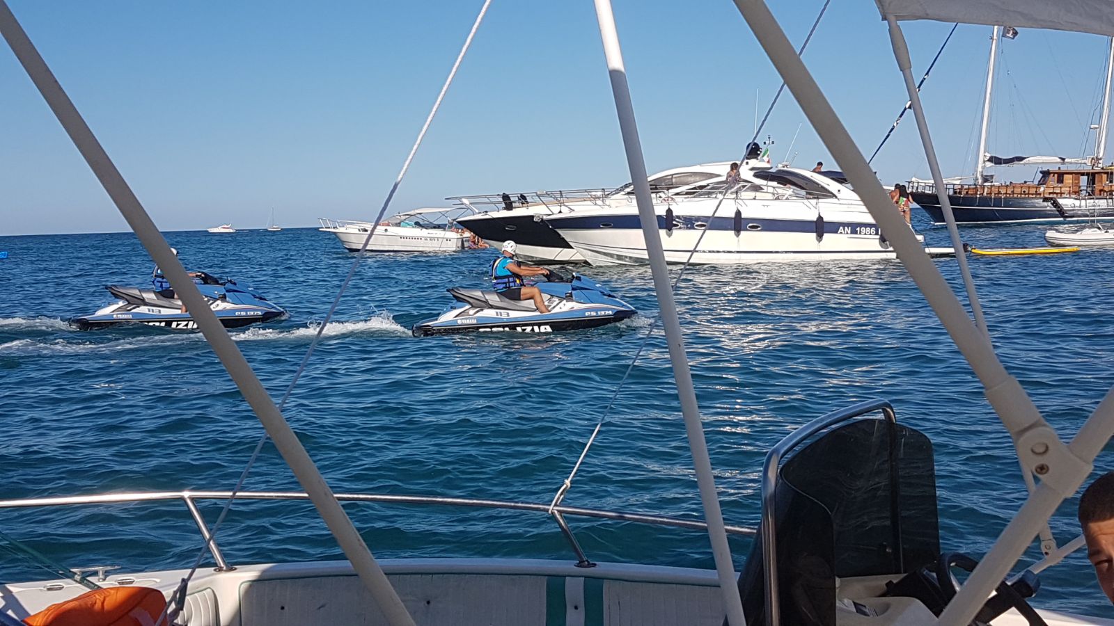 Trovato nudo sugli scogli: fermato un 50enne