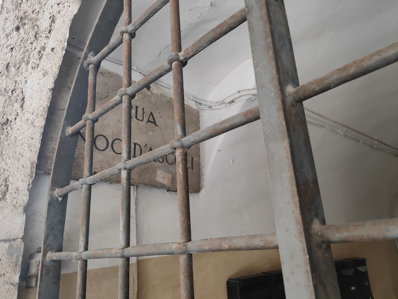 Rua Enoc d’Ascoli e le altre: storie di vie “sequestrate” e targhe dimenticate
