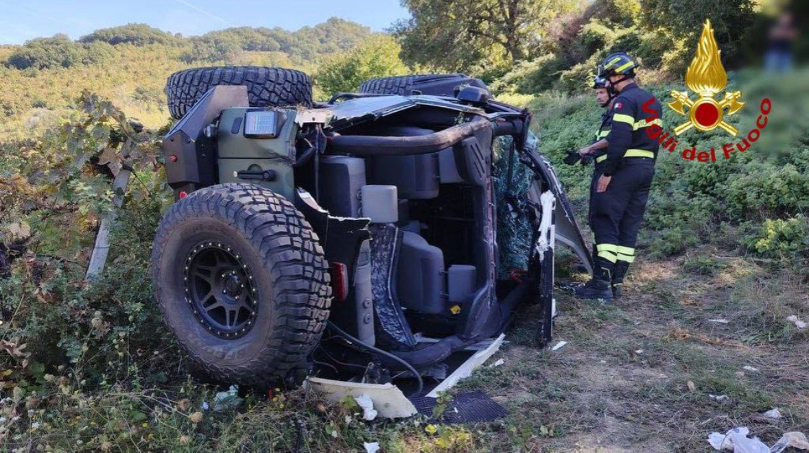 Jeep finisce in un dirupo e si ribalta: tre feriti, uno è grave