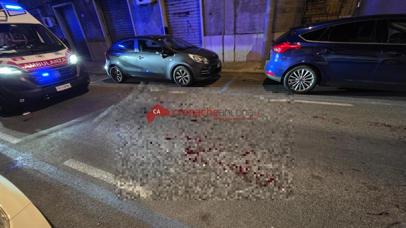 Accoltellato in strada nella notte: 25enne gravissimo a Torrette