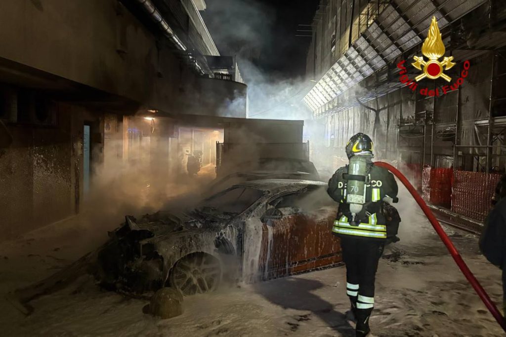 Tre auto in fiamme nelle notte a Porto d’Ascoli, danneggiati anche edifici 