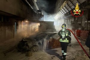 Tre auto in fiamme nelle notte a Porto d’Ascoli, danneggiati anche edifici Tre auto in fiamme nelle notte a Porto d’Ascoli, danneggiati anche edifici