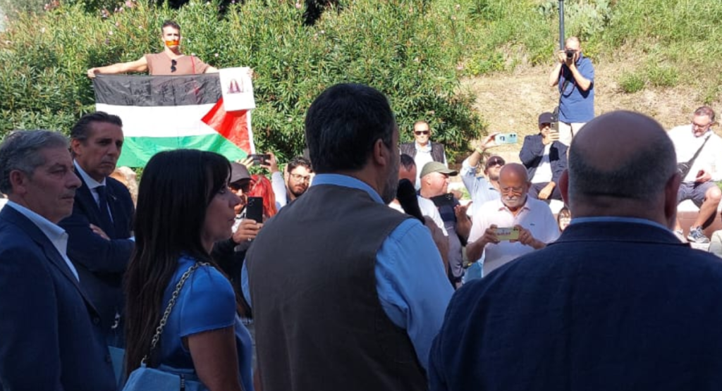 Salvini contestato per il sostegno a Israele: «Non è possibile che stiano a 5 metri da me, conosco la gestione dell’ordine pubblico»