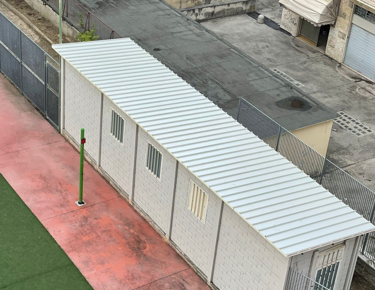 Campo di Piazza Immacolata, il tetto in eternit non c’è più