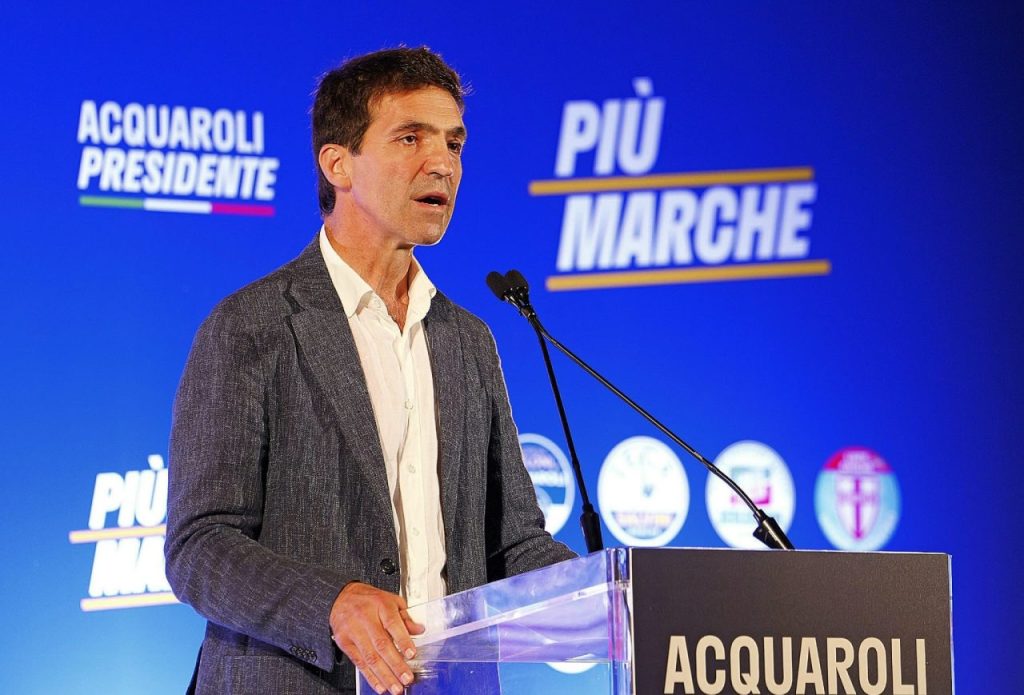 Il comizio di Acquaroli in piazza del Popolo: «Consolidare il percorso iniziato 5 anni fa» (Video)