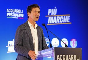 Il comizio di Acquaroli in piazza del Popolo: «Consolidare il percorso iniziato 5 anni fa» (Video)