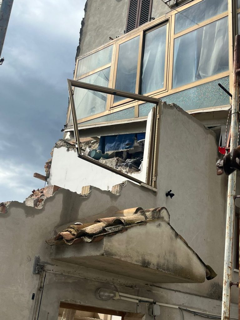 Cantiere danneggia il balcone di un’abitazione confinante: dopo due settimane nessuno corre ai ripari <span> (Video e foto)