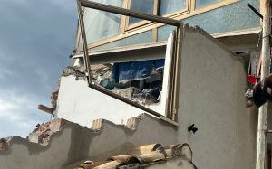 Cantiere danneggia il balcone di un’abitazione confinante: dopo due settimane nessuno corre ai ripari <span> (Video e foto)
