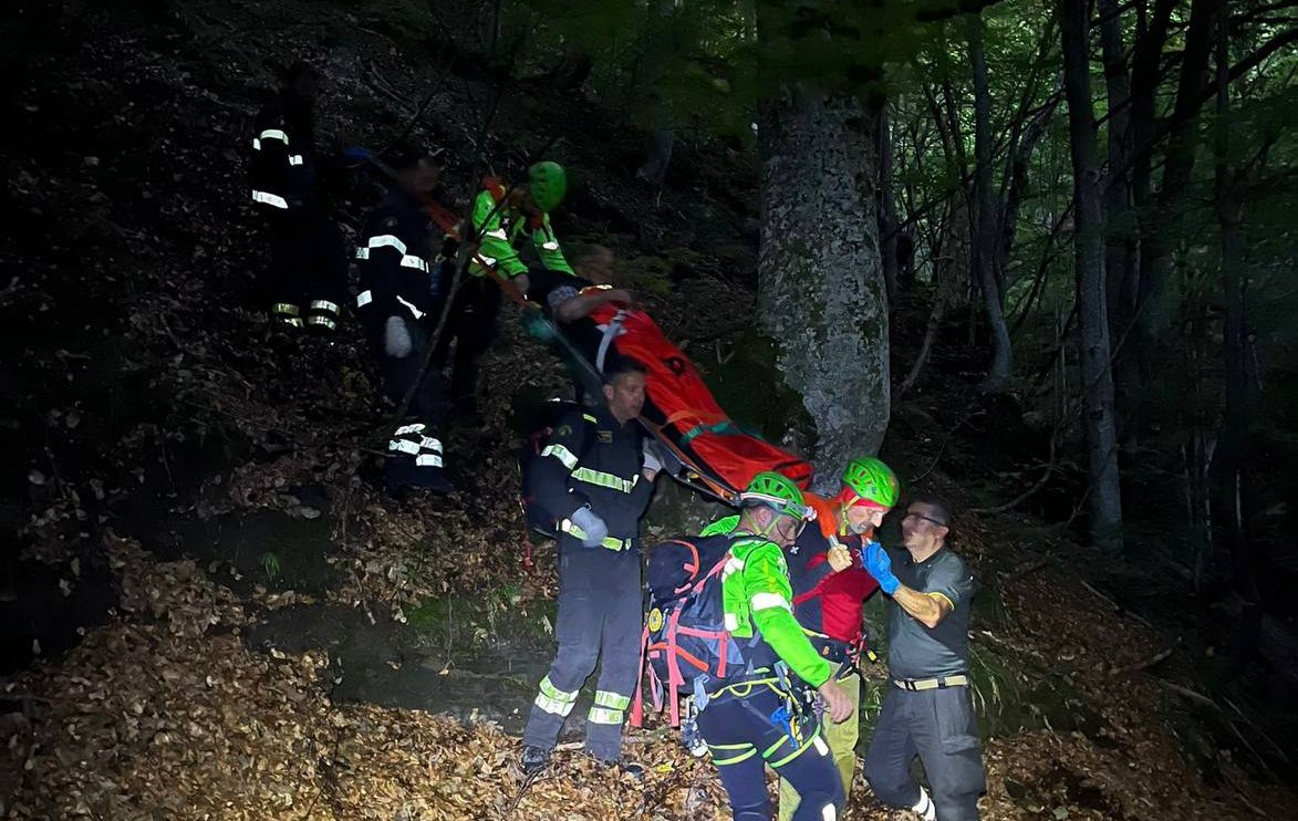 Precipita in un burrone per circa 30 metri: cercatore di funghi salvato dopo ore da Vigili del fuoco e Soccorso Alpino