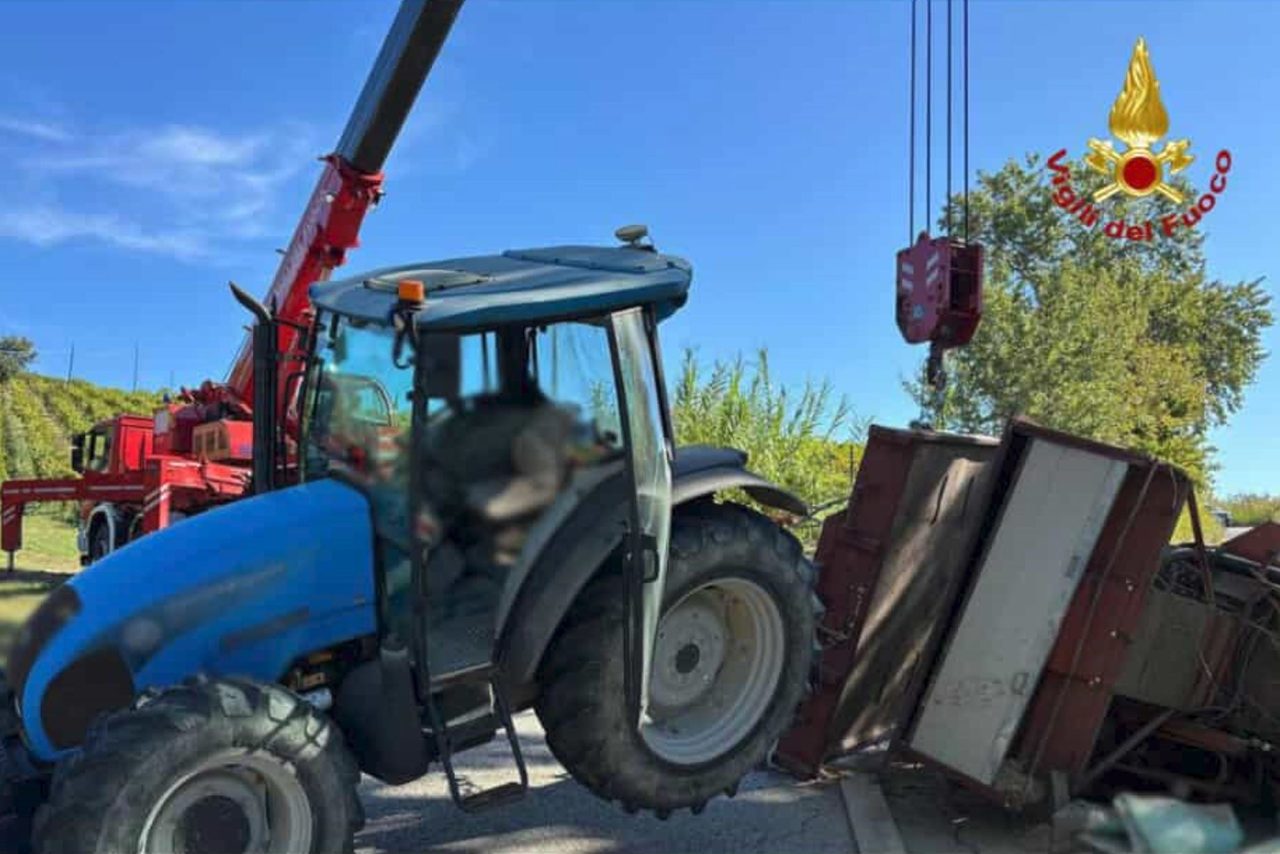 Mietitrebbia si ribalta in Contrada Menocchia: Strada provinciale bloccata per tre ore