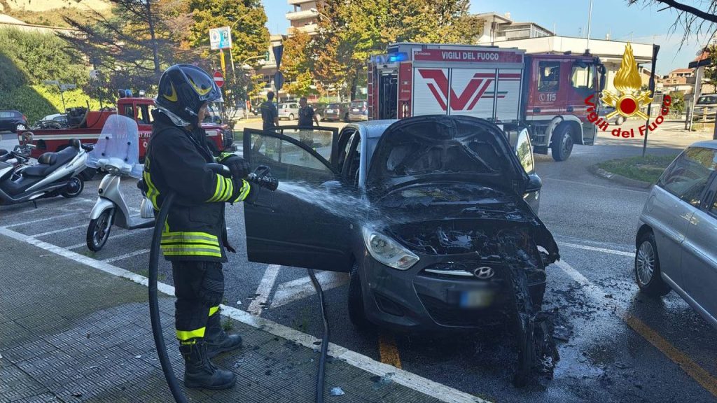 Auto a fuoco a San Benedetto, paura per i tralicci dell’alta tensione <span> (Video)