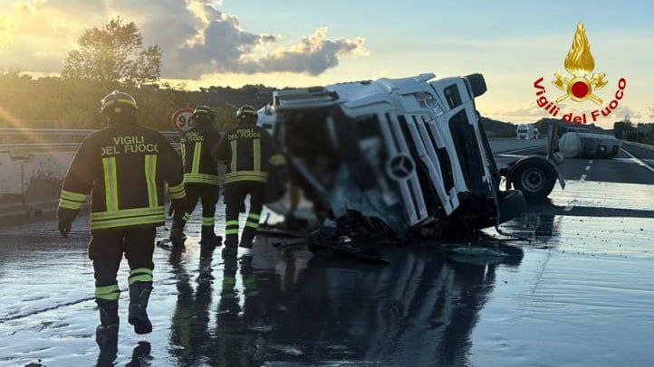 Scoppia il copertone: autocisterna si ribalta in A14