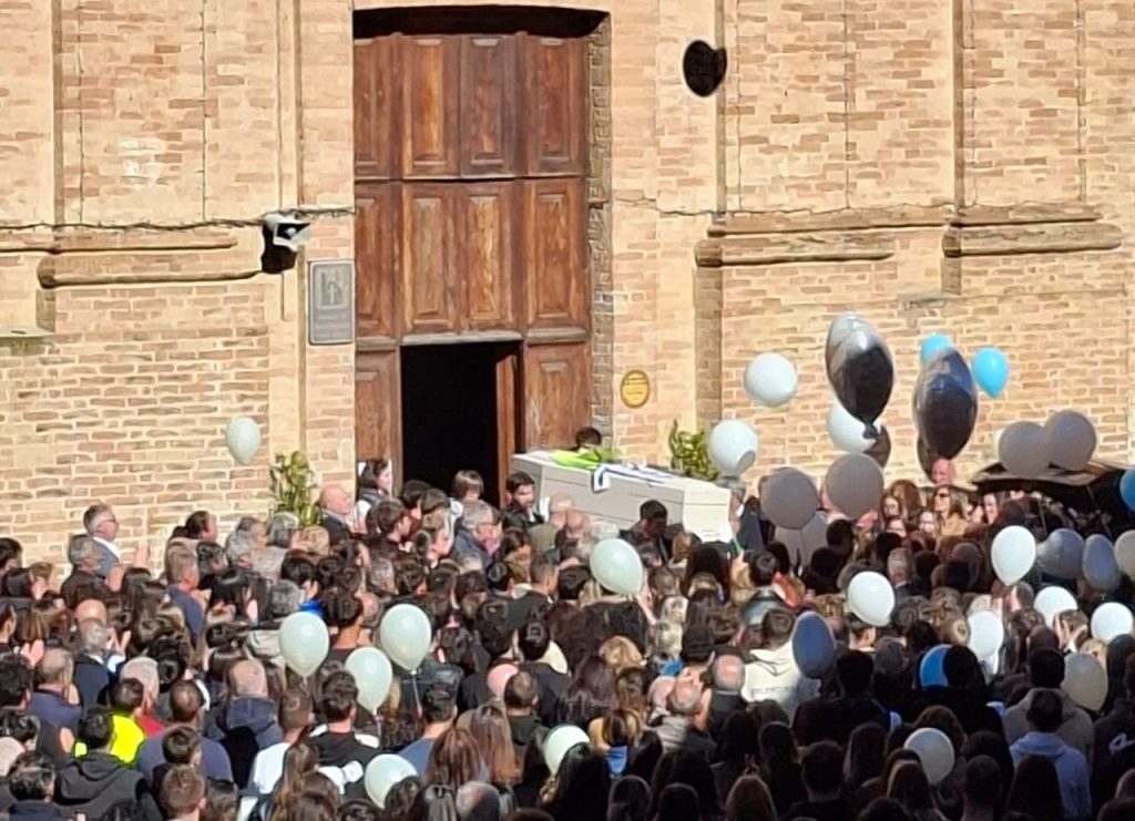 Il Piceno piange Mattia, folla commossa ai funerali del giovane calciatore: «Anima pura e bella come una farfalla» <span> (Video e foto) </span>