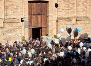 Il Piceno piange Mattia, folla commossa ai funerali del giovane calciatore: «Anima pura e bella come una farfalla» <span> (Video e foto) </span>