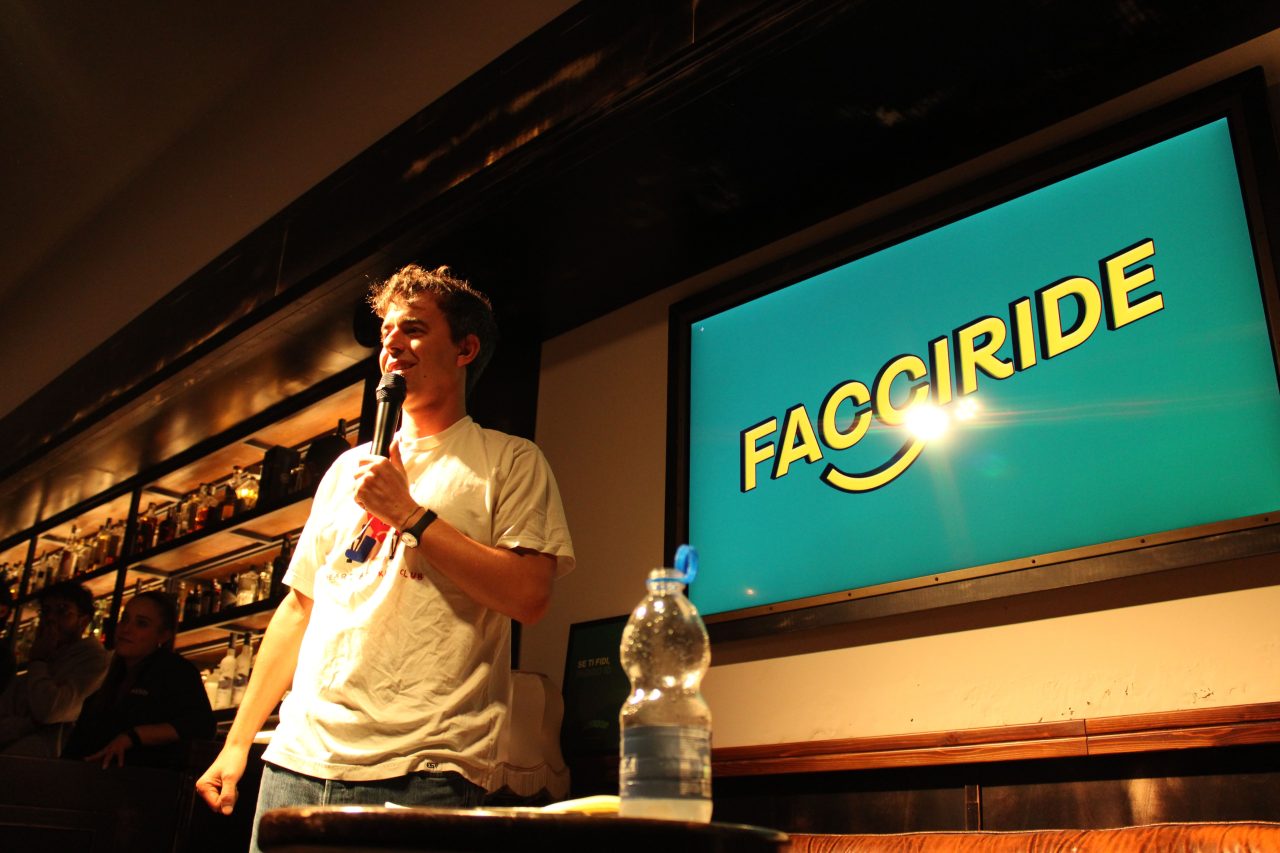 Sorpresa durante la serata: sul palco del locale spunta Luca Ravenna