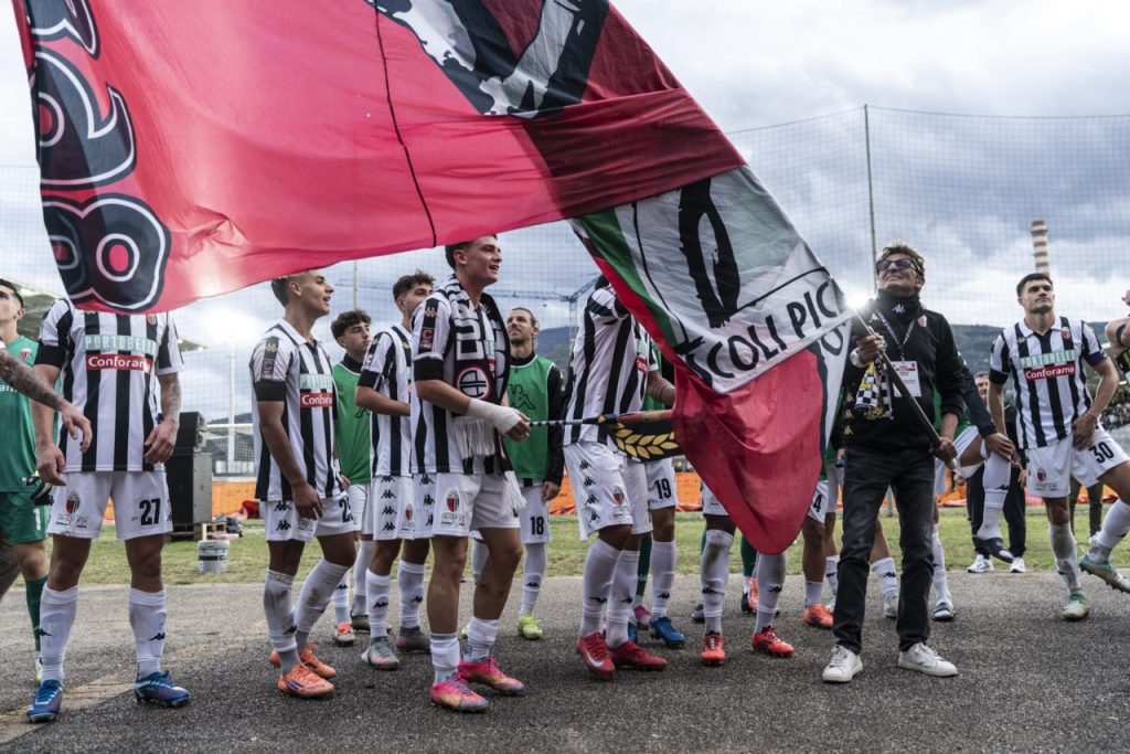 Il derby è dell’Ascoli,  festa bianconera al Del Duca: la parola ai tifosi <span> (Video)