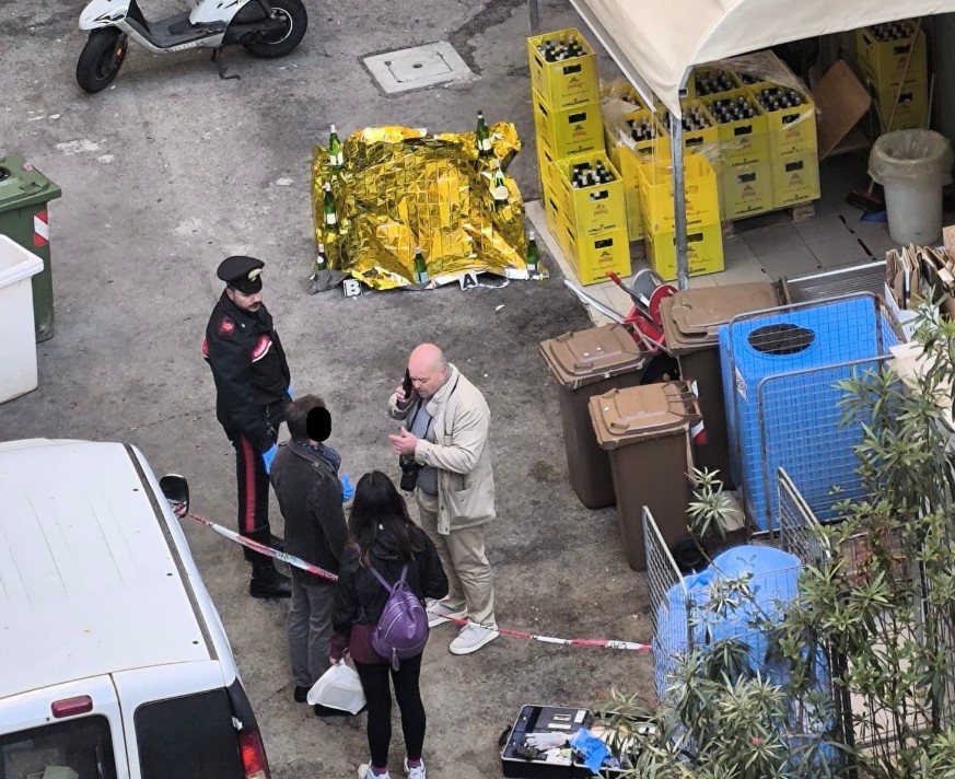 Donna trovata morta in strada, giallo sulle cause: indagini in corso