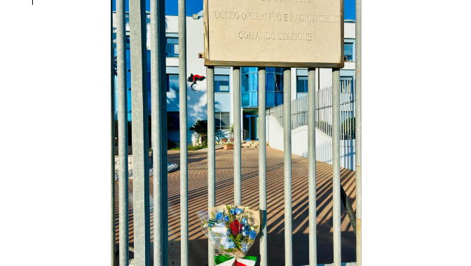 Un mazzo di fiori davanti alla Caserma: il silenzioso grazie ai carabinieri caduti