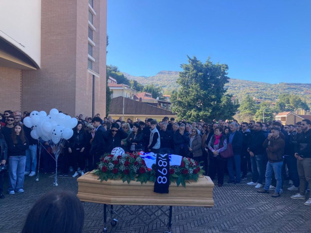 «Il tuo sorriso non si spegnerà mai»: l’ultimo saluto a Luca Bernabei <span> (Video e foto)