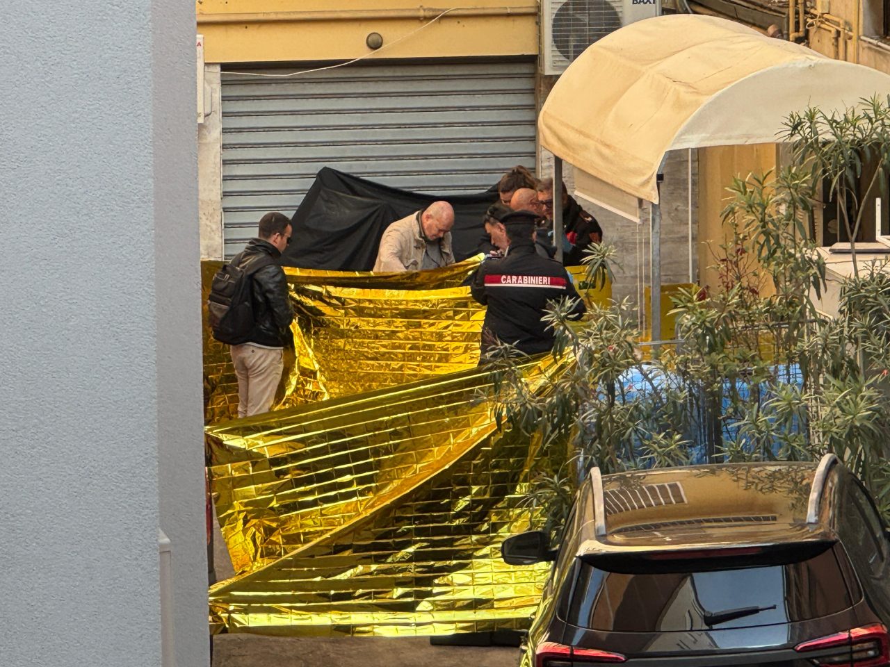 Precipitata dal 7º piano la donna trovata morta in strada: aveva 56 anni, ipotesi suicidio