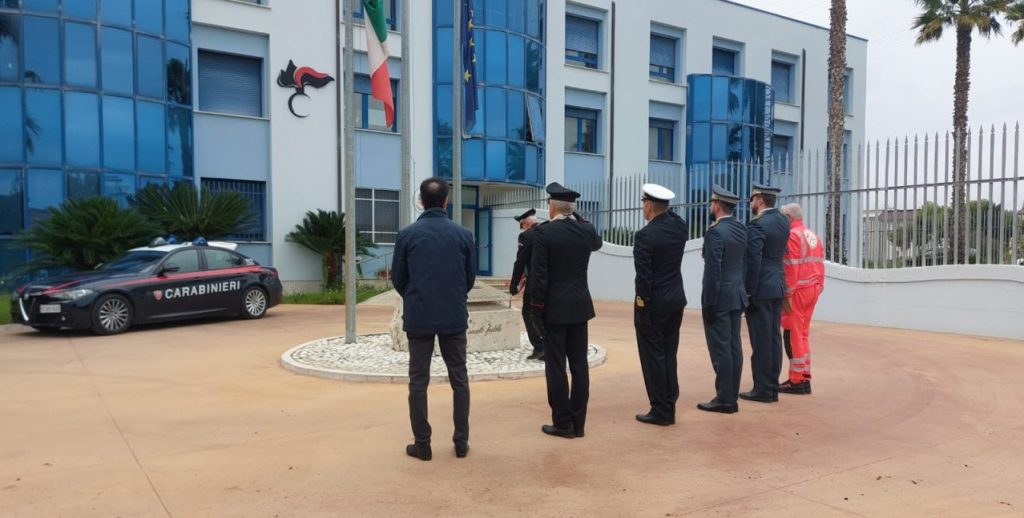 Sirene spiegate e fiori per i carabinieri uccisi in servizio: il toccante omaggio davanti alla Caserma