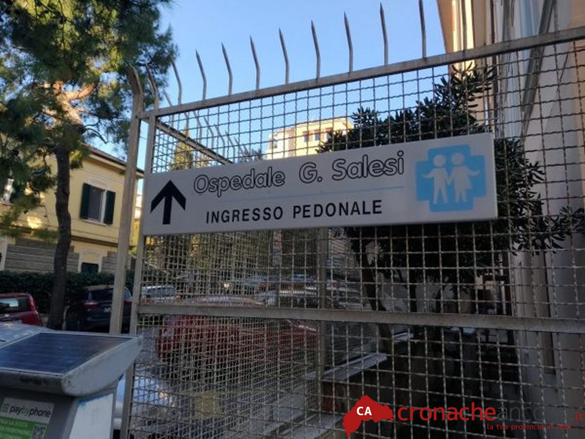 Parto d’urgenza al Salesi, ascensore bloccato: dentro neomamma e l’equipe medica
