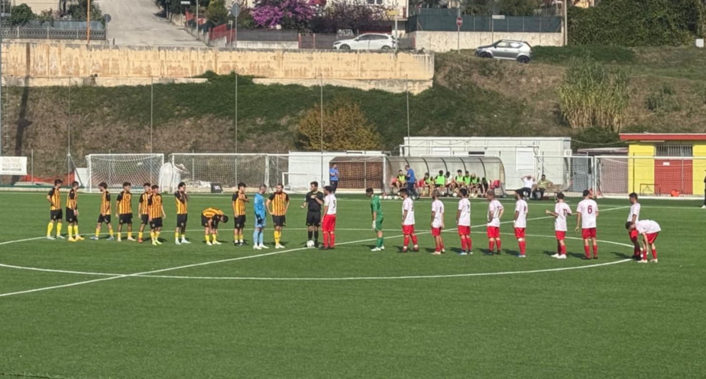 «Pugno a un nostro calciatore, <br> poi ha intimorito l’arbitro»
