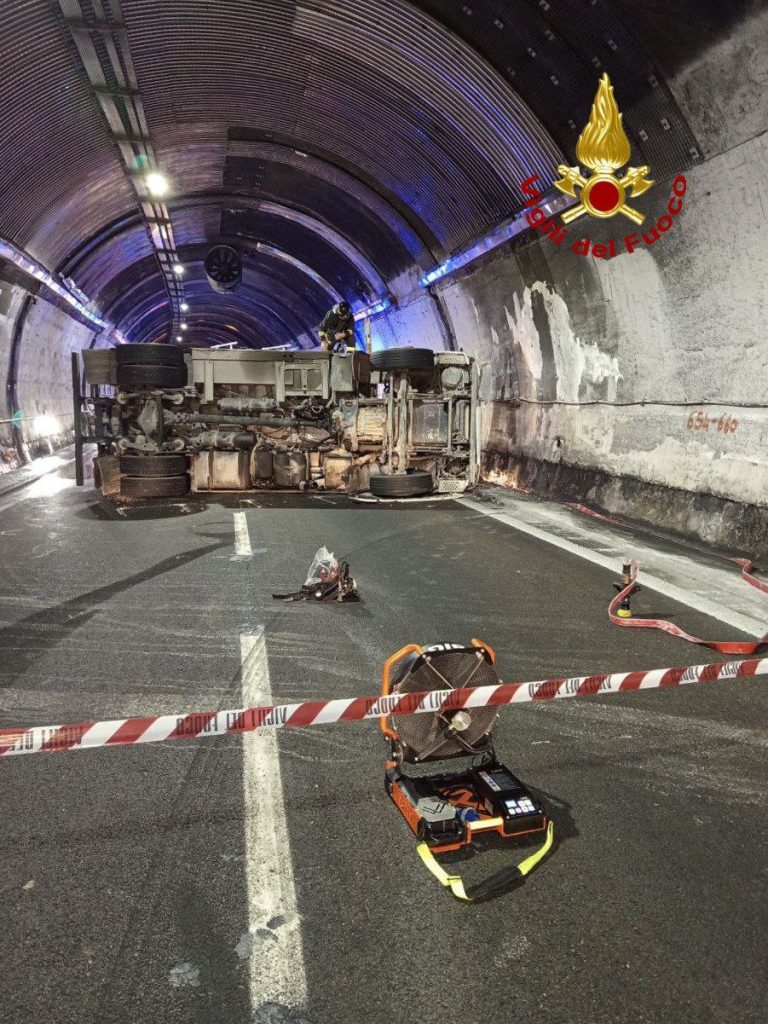A 14, autocisterna si ribalta nella galleria Castello: un ferito a Torrette e traffico in tilt <span> (Video e foto)