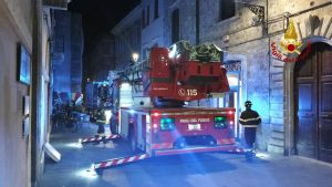 Vola un pezzo di lamiera e ferisce una ragazza ad Ascoli: notte di emergenze per il vento nel Piceno <span> (Foto e video)