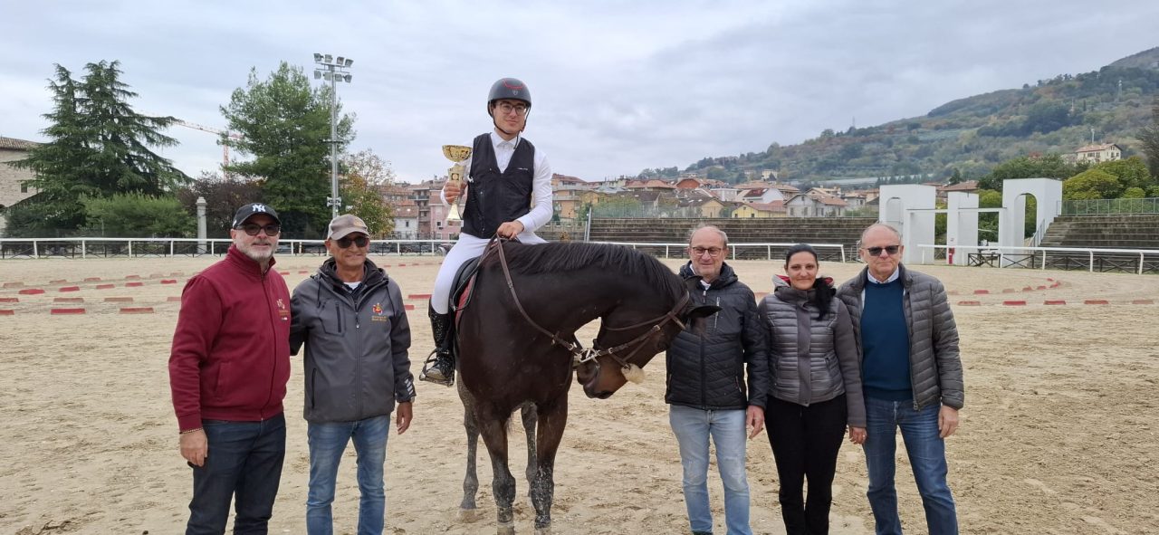 Futuri cavalieri crescono: Mattia Ambrosi stupisce al saggio dello Squarcia